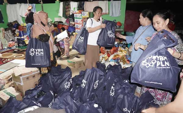 Peduli Kebakaran Dok V Bawah, YBM PLN Salurkan Bantuan Logistik-Penerangan 3 PLN Bantu Korban Kebakaran Dok V Bawah3