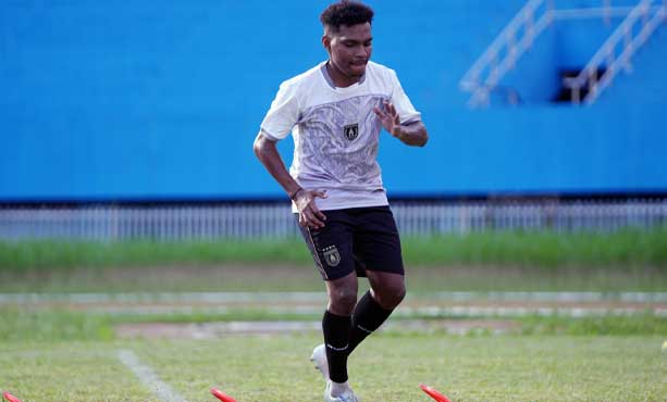 Gelandang Serang Persipura Jayapura Resmi Dipinjamkan ke Klub Super League 1 Persipura Markus Madjar