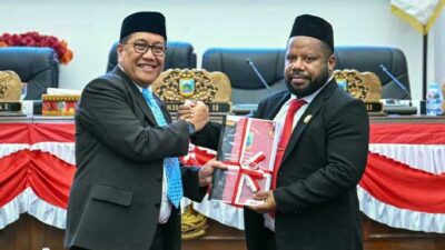 Pemprov Papua Tengah Serahkan RAPBD-P 2026, Sejumlah Hal Jadi Perhatian 15 Pj Sekda PT Serahkan RAPBD P 2026 ke DPR PT