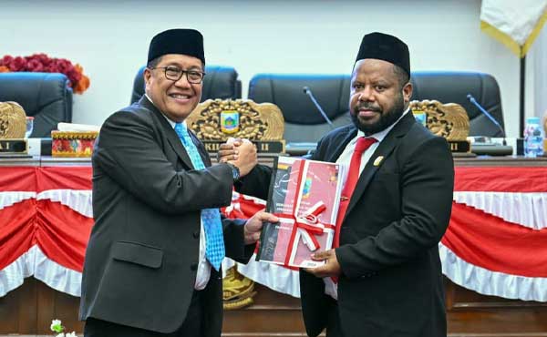 Pj Sekda PT Serahkan RAPBD P 2026 ke DPR PT