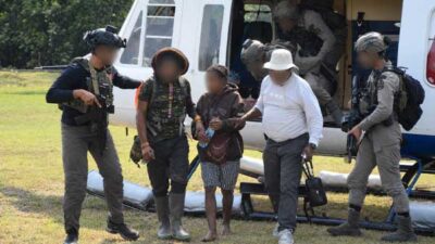 Begini Momen Evakuasi Korban Sandera KKB dari Kampung Bela 1 ke Timika 14 Satgas Gab Evakuasi 1 Korban Sandera KKB
