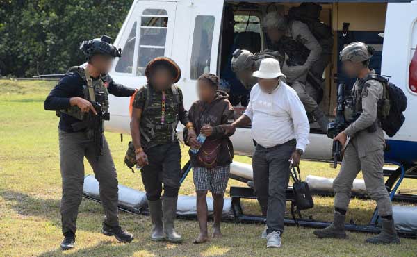 Begini Momen Evakuasi Korban Sandera KKB dari Kampung Bela 1 ke Timika 1 Satgas Gab Evakuasi 1 Korban Sandera KKB