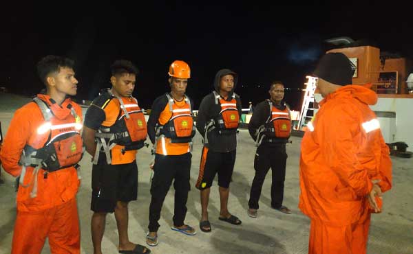 Alami Mati Mesin dan Terombang-ambing, Tim SAR Berhasil Selamatkan 3 Warga Aru 1 Tim SAR Gab Selamatkan 3 Warga Aru