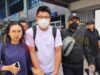 WNA Pemburu Penyu Sisik Tiba di Bandara DEO Sorong, Digiring ke Imigrasi