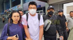 WNA Pemburu Penyu Sisik Tiba di Bandara DEO Sorong, Digiring ke Imigrasi 2 WNA Tiongkok Penyu SIsik R4
