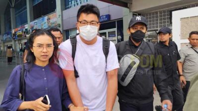 WNA Pemburu Penyu Sisik Tiba di Bandara DEO Sorong, Digiring ke Imigrasi
