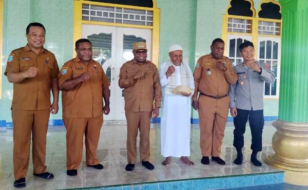 Tepati Janji, Wali Kota Sorong Bantu 100 Juta Perbaiki Kanopi Masjid Jami Doom 1 Walkot SL Bantu 100juta Perbaiki Atap Masjid Doom