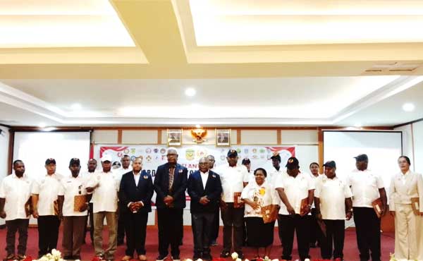Bidik Talenta Atlet dari Pelosok, KONI Mimika Lantik 18 Koordinator Distrik 1 bUPATI jr lANTIK koni 18 dISTRIK