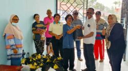 Alumni’93 SMPN I Doom Salurkan Sembako, Perkuat Ikatan dengan Almamater
