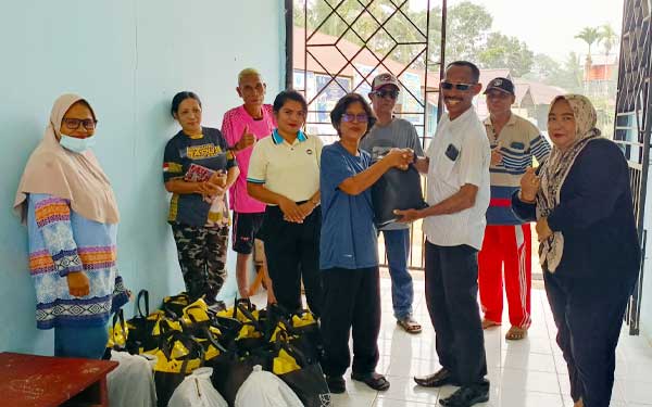 Alumni Angkatan 93 SMPN 1 Doom Serahkan Sembako