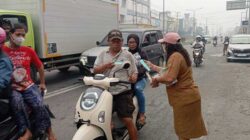 Bagi-bagi 5.000 Masker, Bappeda Mimika Imbau Warga Waspadai Kabut Asap