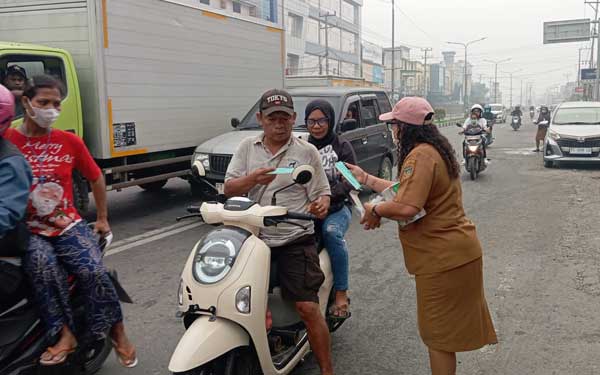 Bagi-bagi 5.000 Masker, Bappeda Mimika Imbau Warga Waspadai Kabut Asap