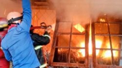 Kompor Terbalik Picu Kebakaran Rumah di Batu Meja, Damkar Kerahkan 28 Personel