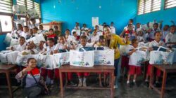 Pertamina Salurkan 105 Paket Program SESAMA kepada Murid Sekolah Dasar di Sentani