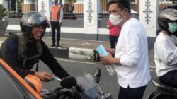 Peduli Warga, Wali Kota Ambon Bagikan Masker di Tengah Kabut Asap