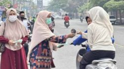 Saadiah dan PKS Maluku Bagikan Masker kepada Pengendara di Ambon