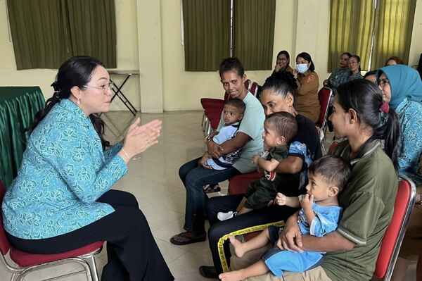 Lisa Wattimena Salurkan Bantuan Balita Stunting dan Edukasi Parenting di Halong-Baguala