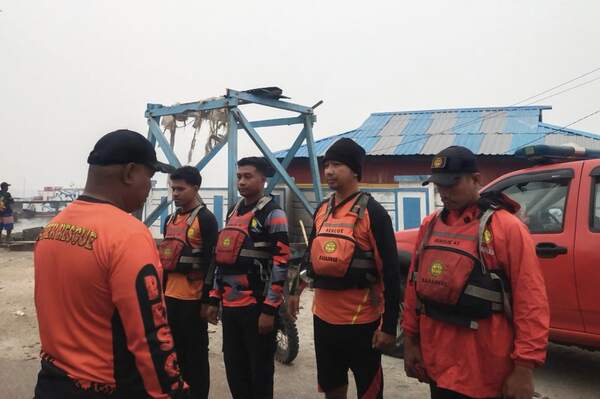 Tim SAR Evakuasi Penumpang Kapal Kayu di Perairan Pulau Babi 10 IMG 20261022 131949