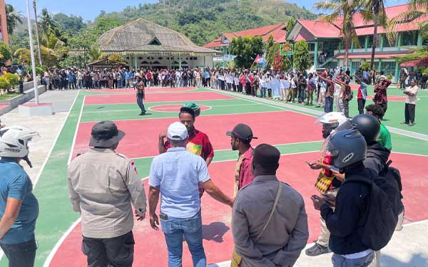 Polisi Negosiasi denga Pengunjuk Rasa di USTJ