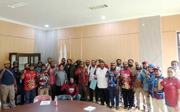 Dinkop Mimika Akan Fokus Dorong Koperasi Pegunungan Kembangkan Potensi Lokal 11 Samuel Yogi Pengurus Koperasi Pegunungan