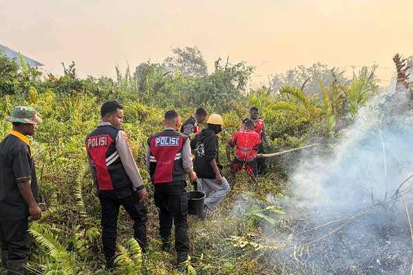 Gerak Cepat Dit Samapta Polda PBD Atasi Karhutla di Klalin Aimas