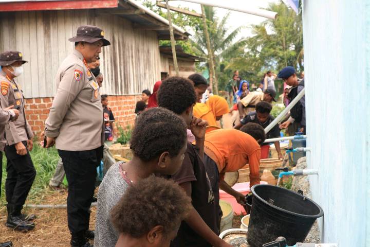 Polda PBD Salurkan Bantuan Air Bersih kepada Warga Kokoda SP 3 11 snap 1791443002390