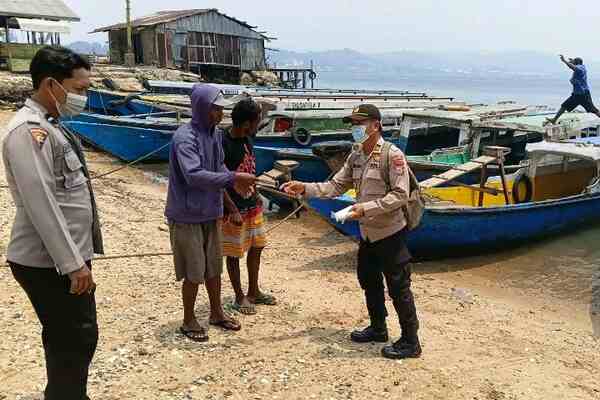 Polsek Sorong Kepulauan Bagikan Masker, Imbau Warga Jaga Kesehatan 9 snap 1791504734112