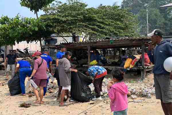 Gerakan Indonesia ASRI, Satpolairud Polresta Sorong Kota Ajak Warga Jaga Kebersihan Pantai 8 snap 1791504837587