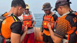 Sempat Hilang Kontak, Tim SAR Bula Selamatkan Seorang Nelayan di Perairan SBT 2 snap 1791522995623