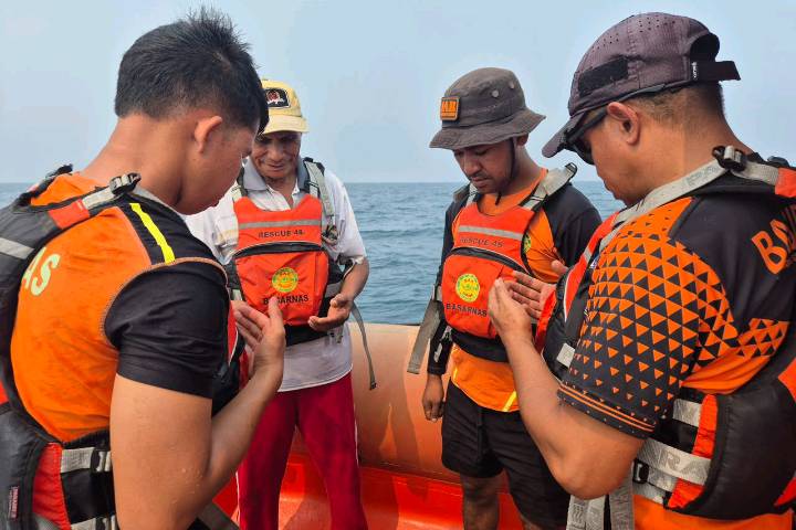 Sempat Hilang Kontak, Tim SAR Bula Selamatkan Seorang Nelayan di Perairan SBT 8 snap 1791522995623